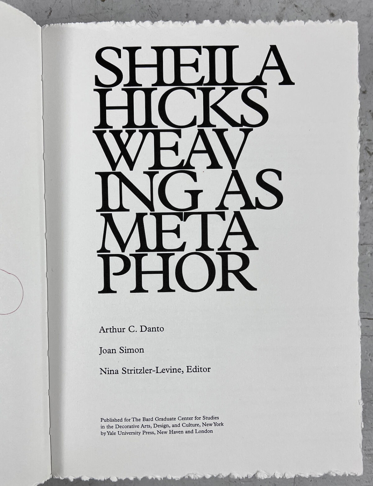 SHEILA HICKS: WEAVING AS METAPHOR • Salon für Kunstbuch